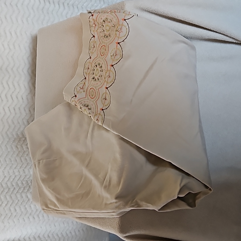 Plus size 16 Dress Barn creamed colored capri's with embroidery design.